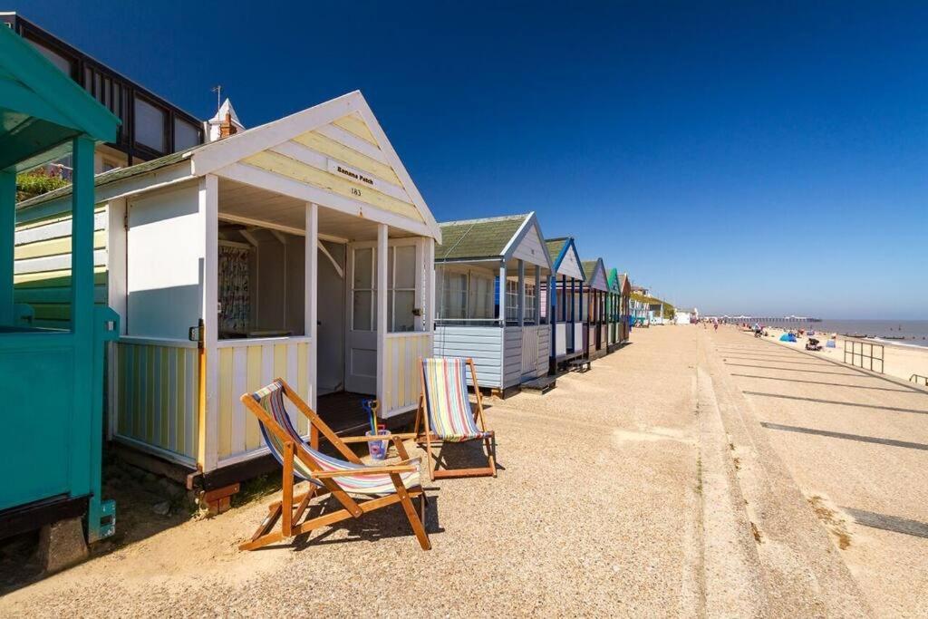 Covehithe House-Coastal Luxury- Sleeps 12-With Huge Swimspa! Wrentham Екстериор снимка